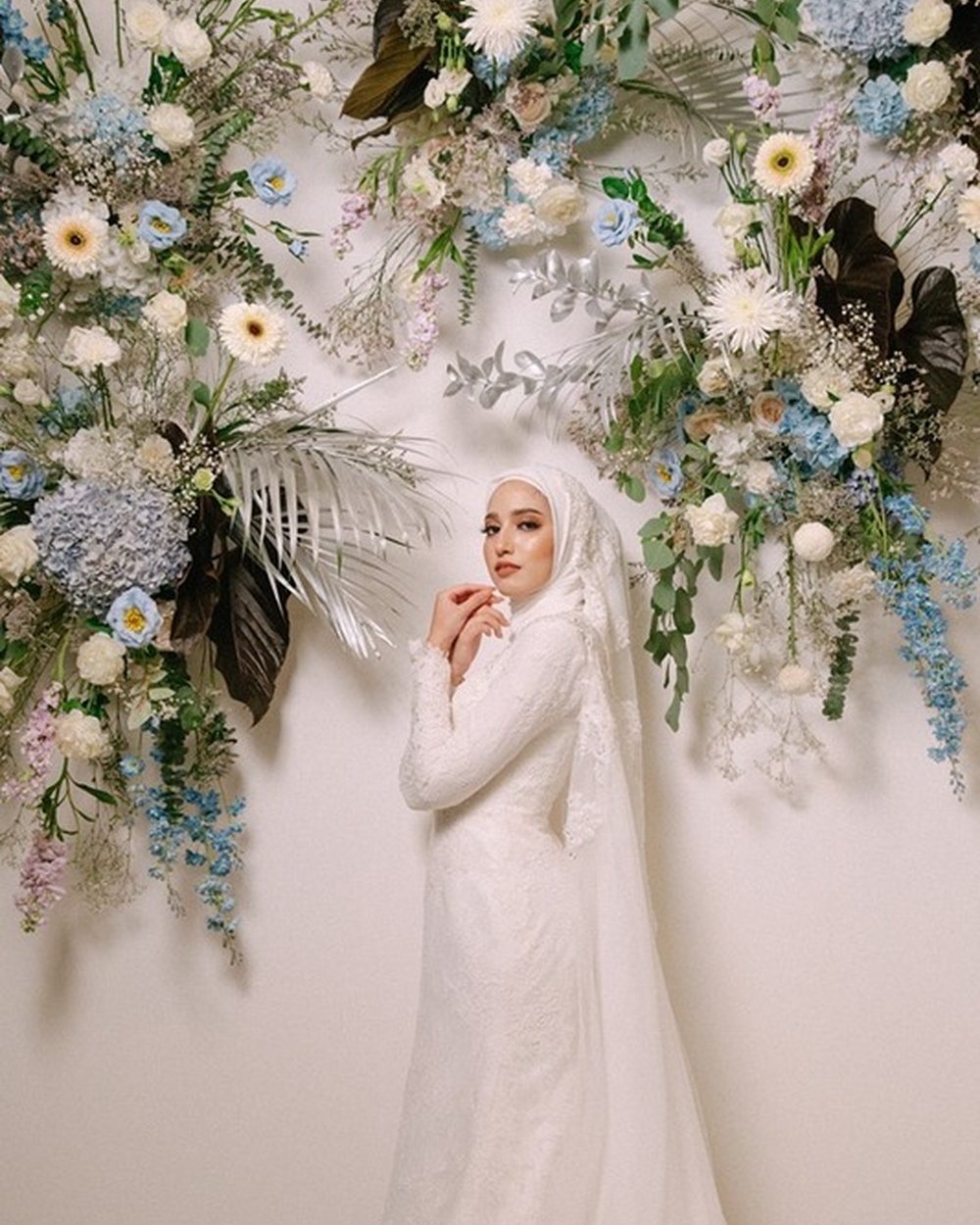 เจ้าสาวกับฉากดอกไม้สดโทนพาสเทลโดย Club Love Wedding