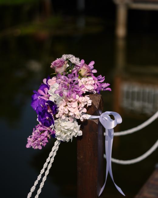 ตกแต่งทางเดินพิธีด้วยดอกไม้ — ผลงานของ Club Love Wedding