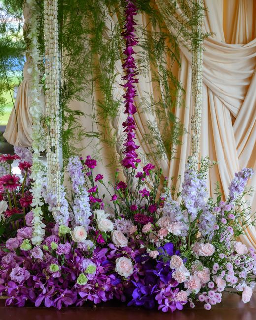 ซุ้มดอกไม้ & ใบไม้เขียว — ผลงานของ Club Love Wedding