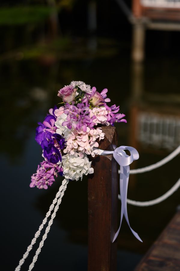 ตกแต่งทางเดินพิธีด้วยดอกไม้ — ผลงานของ Club Love Wedding