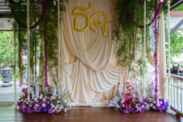 ฉากดอกไม้พิธีมงคลสมรส — ผลงานของ Club Love Wedding