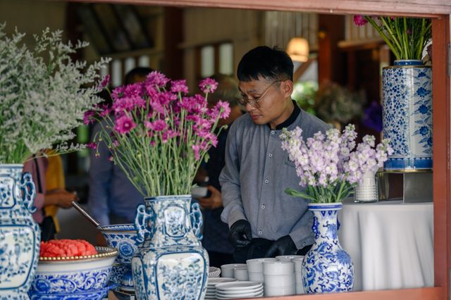 ดอกไม้ในแจกันลายคราม — ผลงานของ Club Love Wedding